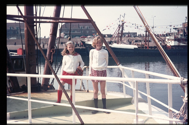 13.Scheveningen mei 1972 Brigitte,Marion.JPG